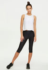 Clean Chic Yoga Outfit weißes Top über Sport-BH