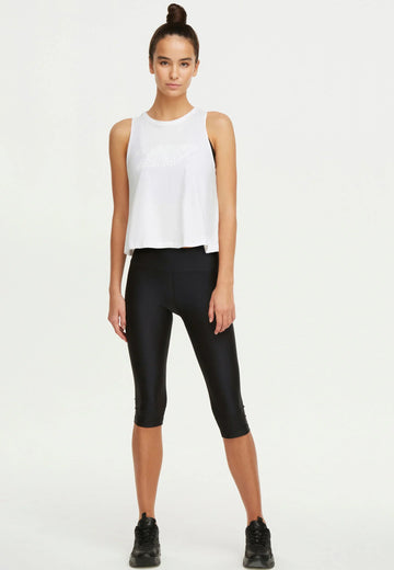 Clean Chic Yoga Outfit weißes Top über Sport-BH