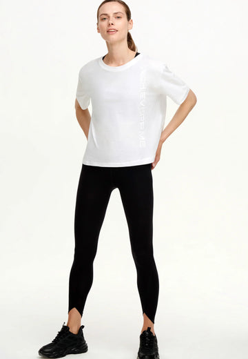 Frau trägt weißes Serene T-Shirt casual Fitness Outfit